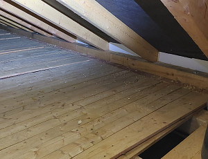 Zateplení trámového stropu pomocí foukané izolace